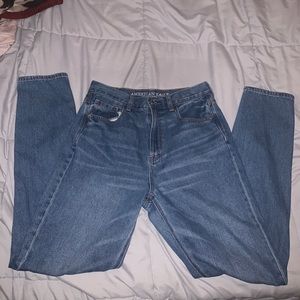 AMERICAN EAGLE HIGH WAISTED MOM JEANS